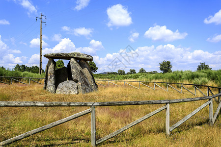 相信在葡萄牙阿尔戈德雷斯FornosdeAlgodres附近的屠宰场是一座有9道的墓穴据信它位于公元前29064年新石化时代建造图片