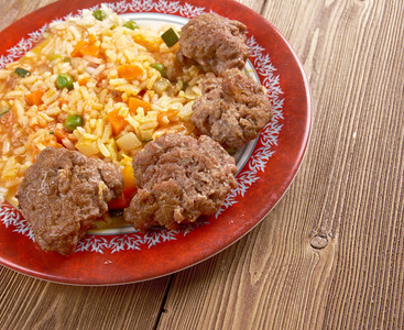 自由白饭乔洛夫大米也被称为rsquoBeenachinrsqua是西非许多地区流行的菜盘特别是尼日利亚多哥加纳塞拉利昂和比里亚吃图片