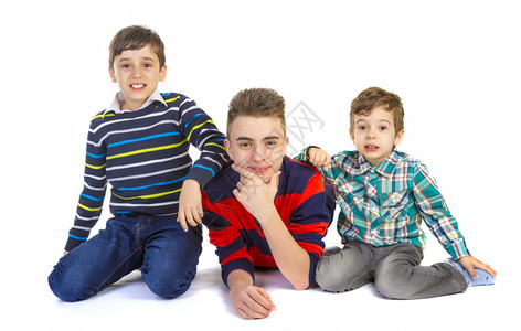 青少年孩子们与三个白人兄弟的演播室快乐的图片