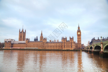 欧洲的著名地标伦敦与时钟塔和议会大厦在清晨的伦敦图片