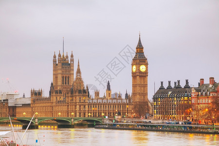 河欧洲的伦敦与时钟塔和议会大厦在清晨的伦敦天空图片