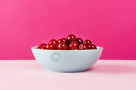 甜的粉红背景前视图空间复制陶瓷碗中的开膛樱桃素食主义者盘子图片