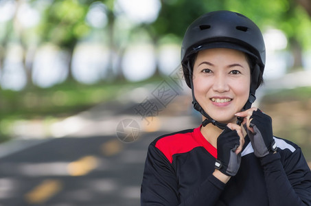 BikeHelmet戴头盔的亚裔妇女编织骑自行车的妇女成人保护循环图片