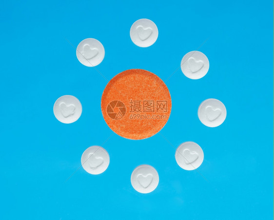 蓝底白橙和色药丸圆形的片剂图片