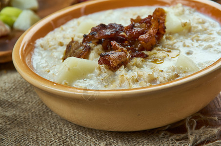 Buktinbiezputra配土豆或大麦粥的Porridge拉脱维亚烹饪传统菜类顶视放肉猪背景图片