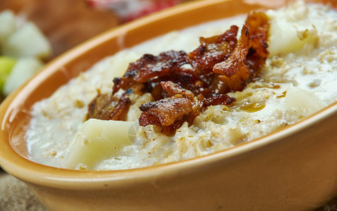 盘子美味的Buktinbiezputra配土豆或大麦粥的Porridge拉脱维亚烹饪传统菜类顶视健康背景图片