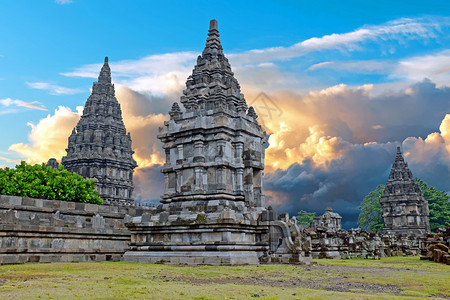 老的Prambanan或CandiRaraJonggrang是印度尼西亚爪哇的印度教寺庙大院日落时专门用于Trimurti造物主背景图片