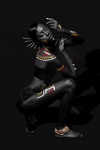 头发美丽奇异的非洲女时装在文化舞蹈姿势下有部落黄红白化妆品和短发棍棒文化舞姿白色的嘴唇图片