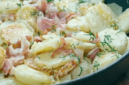 主要的盘子Truffade传统上与法国的Auvergne传统相关的菜盘土豆切片然后与细薄的托姆草条混在一起焗图片