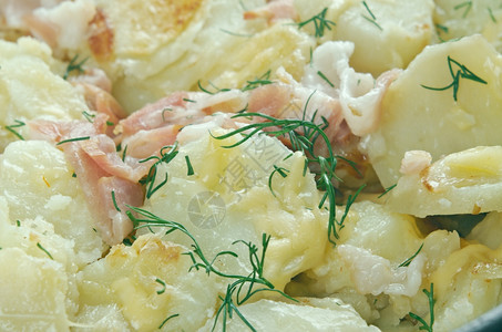 主要的素食义者法国制造Truffade传统上与法国的Auvergne传统相关的菜盘土豆切片然后与细薄的托姆草条混在一起图片