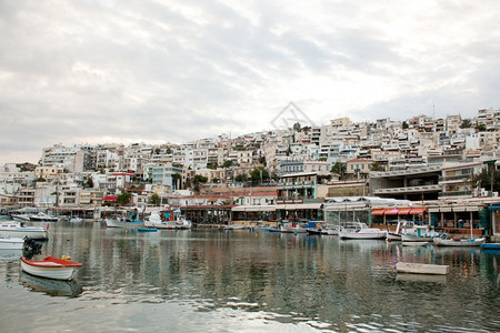 镇希腊雅典附近比雷埃乌斯米克罗利马诺港日落时景爬坡道海图片