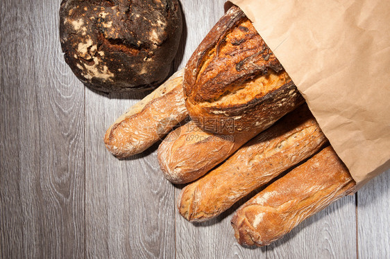 法式长棍面包营养纸袋上的麦面包和小有机的图片