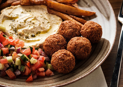 午餐素食主义者关闭传统falafel球沙拉和盘子里的土豆东图片