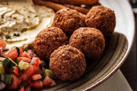 素食主义者鹰嘴豆关闭传统falafel球沙拉和盘子里的土豆一种图片