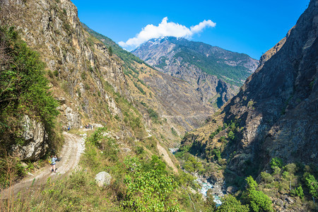 美丽的追踪安纳普尔峰尼泊2018年3月9日在尼泊尔Annapurna附近山路上的2018年3月9日图片