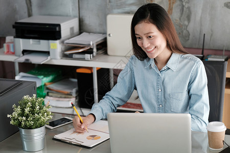 女士公司的在办室用笔记本电脑工作情绪快乐在家工作办公室临时生活方式概念的年轻亚洲女商业人在办公室使用笔记本电脑手图片