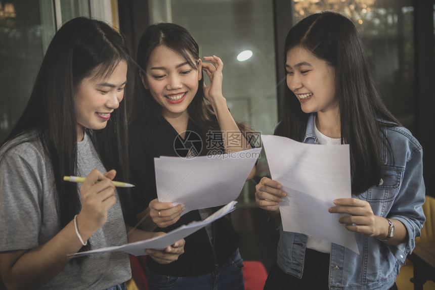 团队在家庭办公室举行自由休闲会的亚洲女自由职业者吸引人的快乐图片