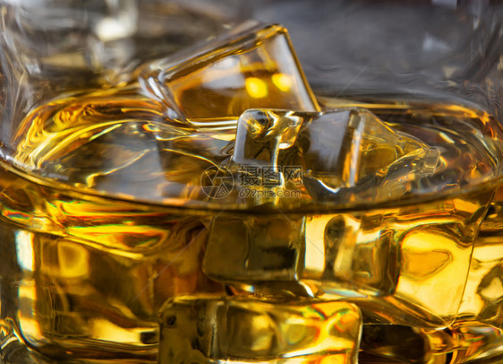 一杯威士忌宏中的冰一杯威士忌宏中的冰立方体一种桌子图片