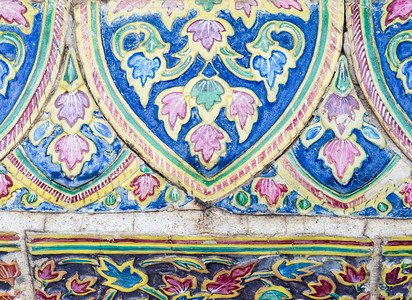 建造明亮的泰国寺庙墙壁上多彩的花瓷砖老图片