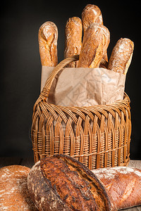 健康黑暗背景的维特篮子里麦片袋面包新鲜的小麦图片