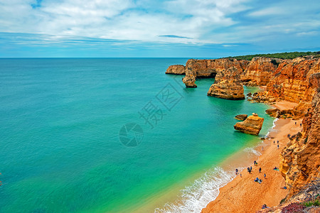 在葡萄牙阿尔加维看PraiadaMarinha欧洲热的海滩图片