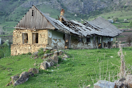 俄罗斯北高加索山丘上的老旧房子维斯尼诺夫峡谷窗户图片