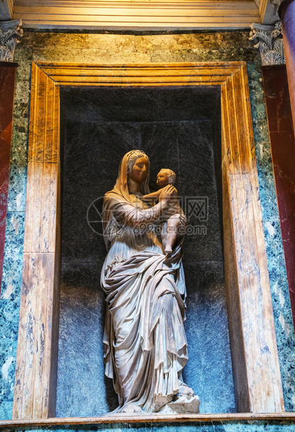 2019年月日在意大利罗马潘席恩Pantheon的Raphael和MariaBibbiena墓雕像内部的克拉夫琴科图片