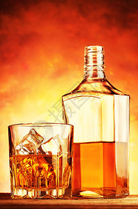 高贵的威士忌在玻璃和瓶子木制桌上科涅克白兰地棕色的图片