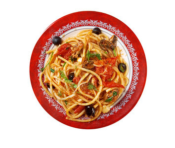 意大利面食的条盐质面是南部烹饪番茄橄榄油披肩和大蒜在白色背景上被孤立的典型菜类白色的起司食物图片