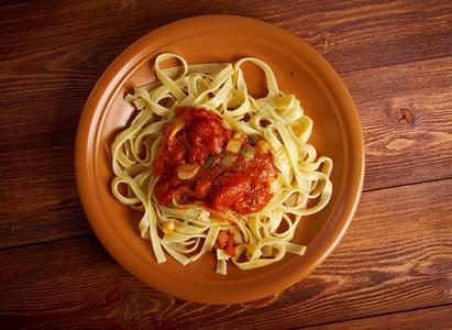 意大利宽面条番茄蘑菇西里人自制意大利面条Fettucnine配有马来拿拉酱的农场式图片