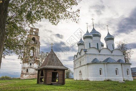 蓝色的在SpasoPreobrazhenskyGennadiy修道院夏季日俄罗斯亚拉夫尔地区索巴村寺庙城市图片