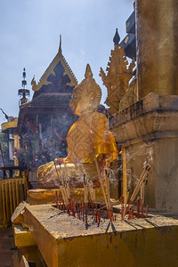 旅游笏一种在泰国北部Lampang附近的WatPhrraLampangLuang佛教寺庙的一座小圣殿上提供因森塞图片