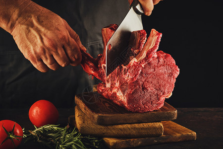 木制的男屠夫切生牛肉新鲜的食物图片