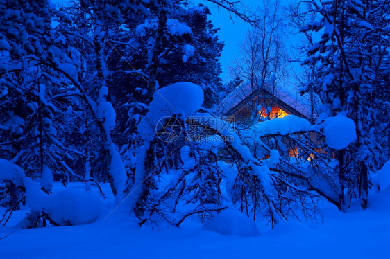 冬季雪景下的小木屋图片