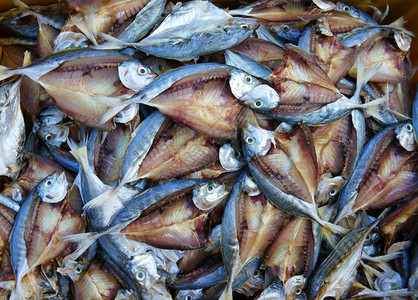 乌贼顺干鱼海鲜产品咸盐越南食品通常在亚洲沿海地区在越南露天市场展示包图片