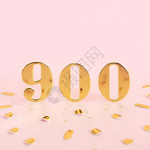 粉红背景的90号金字数和文本的金面纸间距数为90百粉色的价格图片