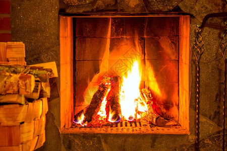 活力热温暖的在壁炉和火柴烧中在篮子里放着一捆木柴图片