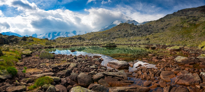 具有透明度的小型高山湖全景图蓝色的宁静莫里茨图片