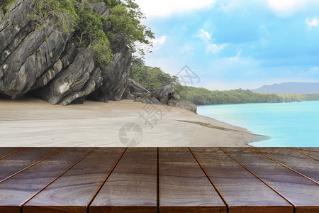 桌上夏天空的木制桌间平台和海面及天空背景的岛屿用于产品显示蒙戴布置Wood表格等图片