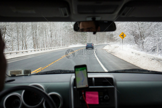 美丽的旅行景观冬季汽车驾驶雪地路难导航冬季汽车驾驶雪地路导航图片