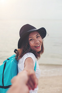 女年轻的人想让男跟着她去海滩度假情爱的侣概念夏天图片