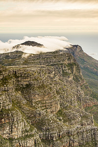 从南非开普敦表山顶部看的十二位使者12信使悬崖植物岭图片