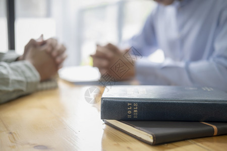 可信学习两个徒一起祈祷圣经的神阅读图片