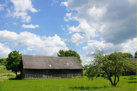 谷仓一种草地木子在云彩的天空背景上流落图片