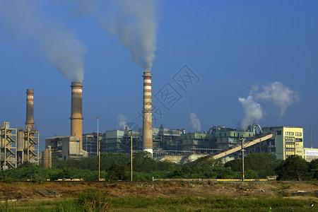 工厂在阳光明媚的一天释放烟雾车站污染全球的图片