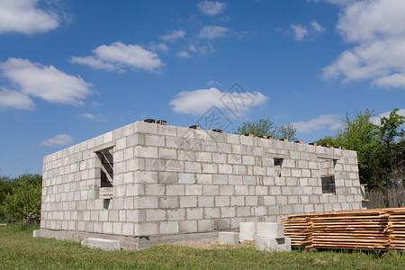 地点板坯住房建筑中的屋在蓝天背景下建造图片