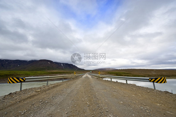 狭窄的荒芜苔原冰岛Kjolur高地路线上一座冰川河的桥梁图片