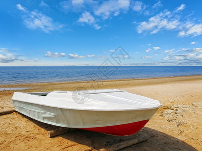 太阳自然光明日海滩的船旅游图片