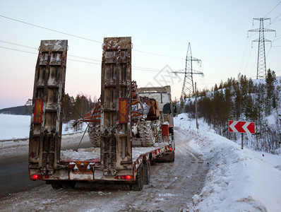 活力修理重的电线上复工程的拖拉机车运输滑雪图片