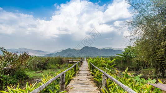 暂停在泰国卡伦查纳布里有山地和天空风景的水库附近班布桥亚洲人旅行图片
